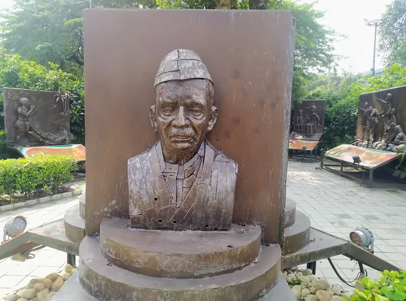 दिल्ली के शहीदी पार्क में माखनलाल चतुर्वेदी की धातु की प्रतिमा