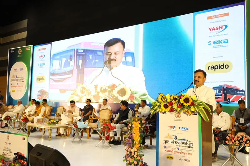 इंदौर यात्री परिवहन समिट के मंच पर मुख्यमंत्री मोहन यादव और अन्य प्रतिनिधि